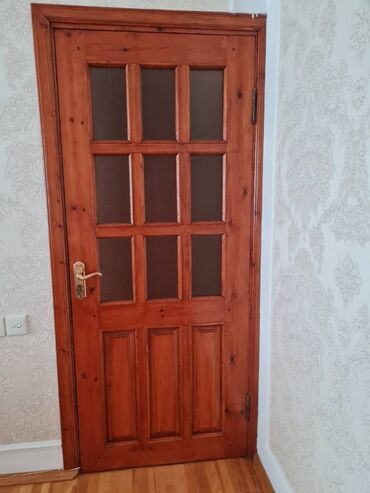 qapllar taxta: Otaqlar üçün taxta qapı. Bu qapıdan 3 ədəddir. Heç bir yerdə zədəsi