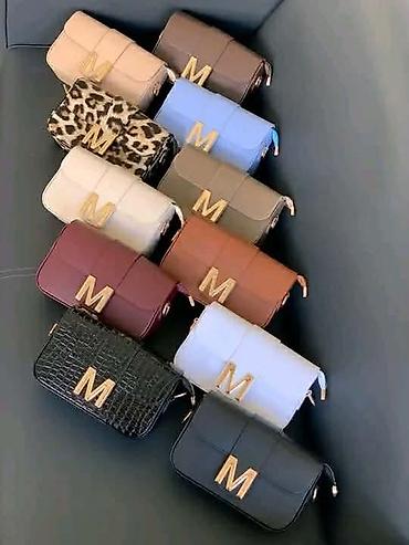 tiffany rs: Ženska crossbody torbica sa velikim metalnim slovom “M” - Kompaktna — 3