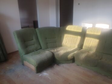 двуспальные диван: Угловой диван, цвет - Зеленый, Б/у