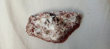 Kristali i minerali: Ovaj prirodni mineralni uzorak prikazuje kombinaciju boja, uključujući — 21