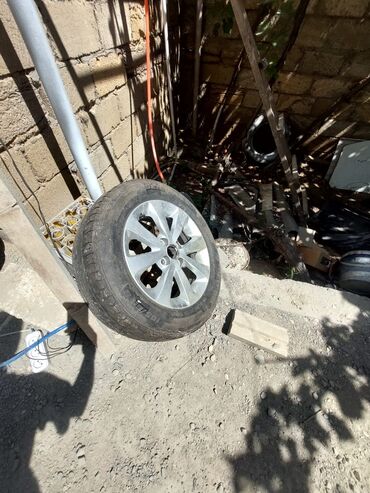 Digər avtomobil ehtiyat hissələri: Kia rio 2011-2015 sedan modelin istenilen hissesi var. Motor 1.4 — 18