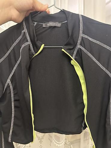 Trendyol qadın idman üstü – M ölçü - Rəng: qara, neon sarı fermuar — 1