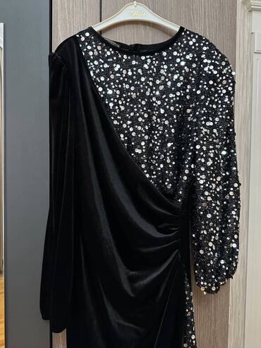 длинные юбки больших размеров: Qara rəngli şıq gecə libası - Dizayn: Asimmetrik kəsim, bir tərəfi