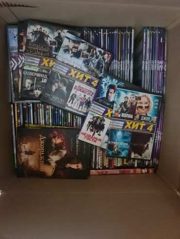 Книги, журналы, CD, DVD: Коробка с дисками. фильмы в отличном качестве. более 300 штук. продаю