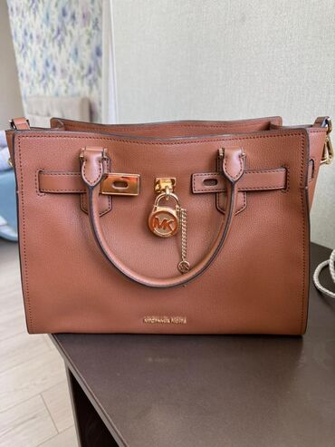 Классические сумки: Пару выходов Сумка Michael Kors, модель в классическом стиле