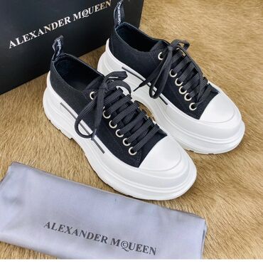 замшевые женские кеды: Alexander McQueen platformli krossovkalar - Rəng: qara üst, ağ burun