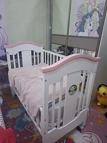 hava dosək: Uşaq beşiyi – ağ çərçivə, açıq çəhrayı dekor xətləri ilə. - Material — 1