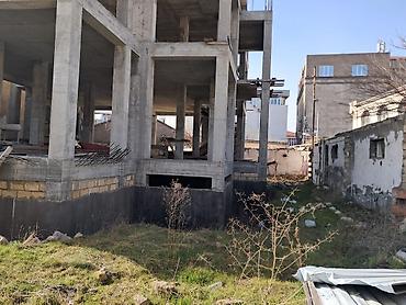 8ci km: Satılır: monolit karkaslı yarımçıq fərdi yaşayış evi (3 mərtəbə + — 1