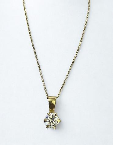 Серьги: Пара элегантных золотистых сережек с английским замком. Каждая сережка — 11