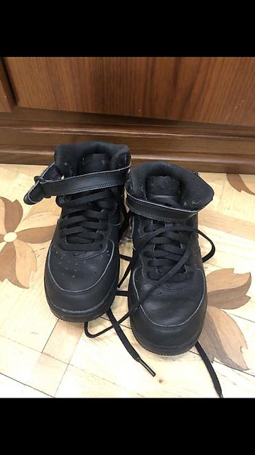 bas ortusu: Nike Air Force 1 Mid – tam qara rəng - Model: AF1 Mid (orta boğaz) - — 2