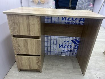 оборудование для бизнес: Стойка/ресепшен из ЛДСП - Компактная прямая стойка, подходит для