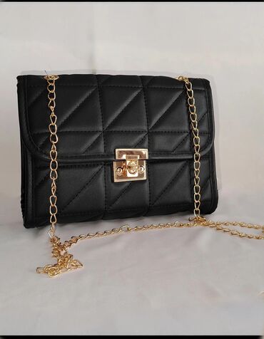 Çantalar: Sade zəncirli, çox yönlü crossbody çanta. Çiyin ve el çantası