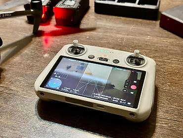 dji mavic 4: DJI Mavic 3 Pro с пультом DJI RC (встроенный экран) состояние дрона — 5