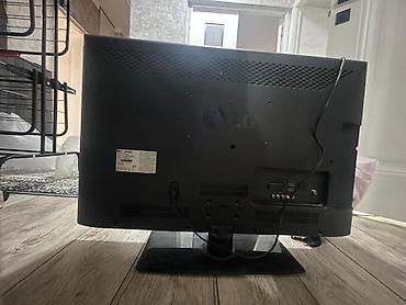 Телевизор LG, диагональ около 26–32". Плоская ЖК/LED‑панель