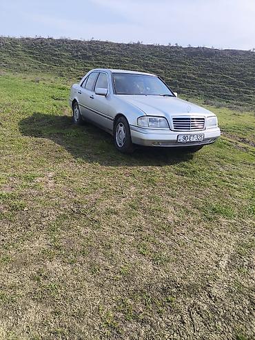 vaz 2107 on şuşə: Mercedes-Benz C-Class (W202) sedan - Kuzov: 4 qapılı sedan, gümüşü — 1