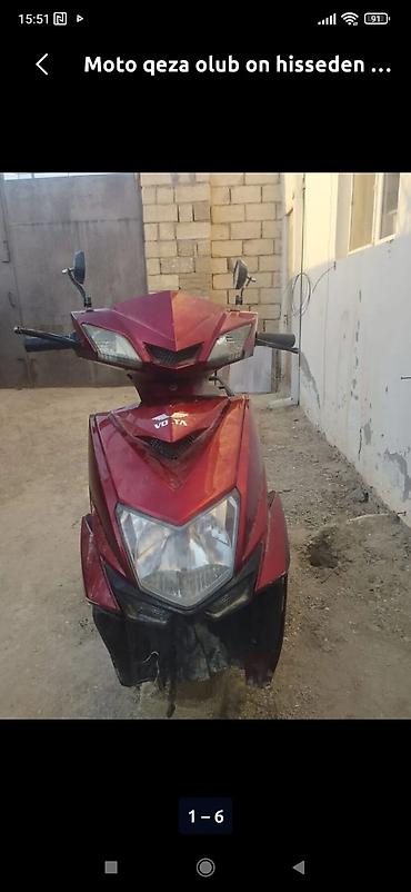 Demeli moped on hisseden qeza olunub yanlarında ciziglar var