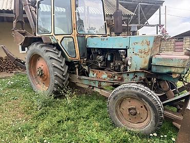 015 maşını: Universaldır: ön qreyder bıçağı və arxa ekskavator kovası olan təkərli — 2