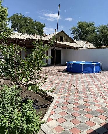 Продажа коттеджей и домов: ПРОДАЕТСЯ ДОМ . Барачного типа. Район базара возле милиции. Вода в — 9