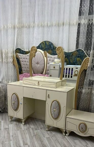 Столы и стулья: Б/у, Трюмо