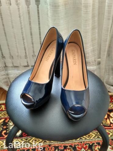 женская обувь 37: Продаю шикарные туфельки, темно-синие фирма Caprin 38 размер,бежевые