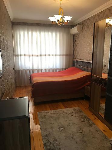 Otaqların satışı: 3 otaqlı mənzil – interyer və mebel ilə - Yataq otağı: geniş pəncərə — 3