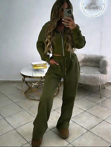 Gornji i donji deo: STIGLIII
Komplet: 4100 dinara
Vel: univerzalna — 7