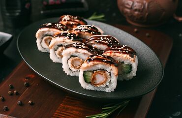 Готовые блюда, кулинария: Сеты роллов и суши - Тёплые роллы в хрустящей панировке: крупные — 8
