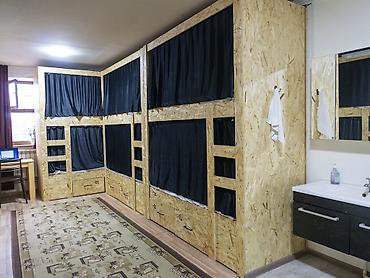 Аренда отелей и хостелов: Хостел/общежитие: койко-места в общей комнате Описание: - Спальные — 1