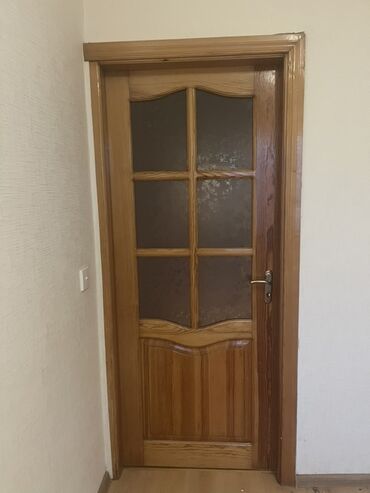 Окна: Ölçü 90 / 200 Şüşə panelləri olan taxta daxili qapı. Bu qapı evinizin