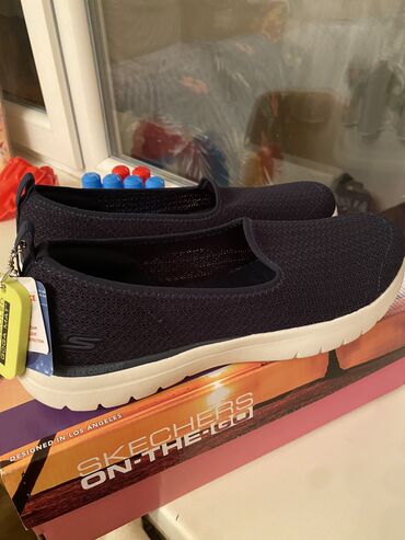 Кроссовки и спортивная обувь: Продаются новые Sketchers 39 размер, 25 см по стельке, цвет синий