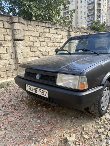 mersedes unversal: Tünd boz rəngdə, dördqapılı sedan avtomobili. Avtomobilin ön