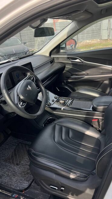 Другие автомобили: Электромобиль NETA Uбелый кроссовер. Кузов и дизайн: - Современная — 7