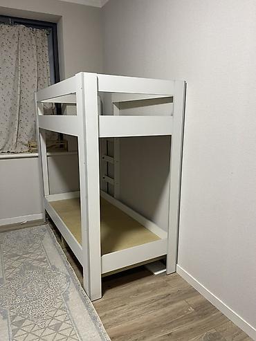 эки кишилик крават: Двухъярусная кровать, белая, современный минималистичный дизайн. - — 2