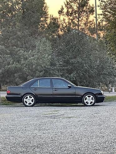 Mercedes-Benz E‑Class W210 sedan - Kuzov: 4 qapılı sedan, qara rəng -
