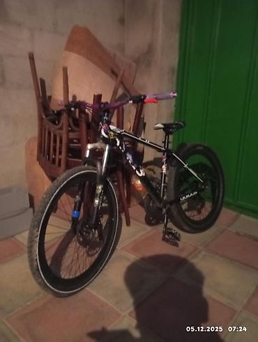 Dağ velosipedləri: Dağ/şəhər üçün universal velosiped Xüsusiyyətlər: - Alüminium — 7