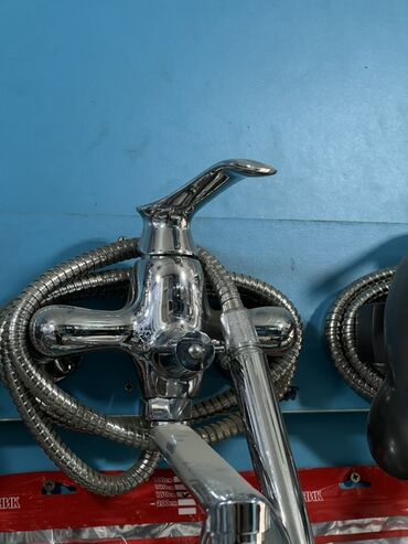 душевой краник: Смеситель для ванны и душа, Ручной душ, Установка: Наружный монтаж, Материал: Латунь, Функции: Без функций