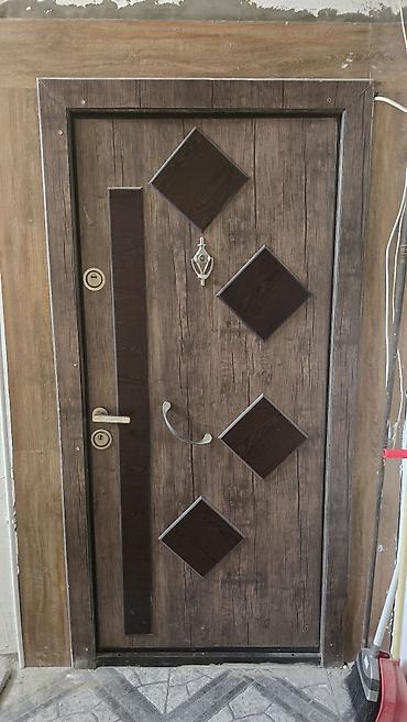 işlenmiş seyf qapilar: - Material: metal gövdə, taxta teksturalı dekor panellər - Rəng/üslub — 1