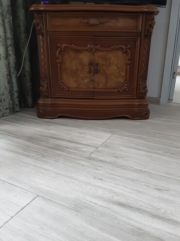 embawood tek carpayilar: Klassik üslubda qonaq otağı üçün mebel dəsti - Material: təbii ağac