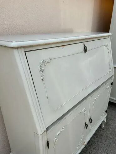 klupe za sedenje i odlaganje: Stilski sekreter DOBRO STANJE povoljno Stilski sekreter/pisaci