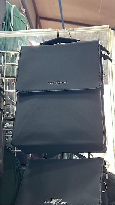 Tommy Hilfiger kişilər üçün çiyin çantası - Rəng: qara - Minimalist