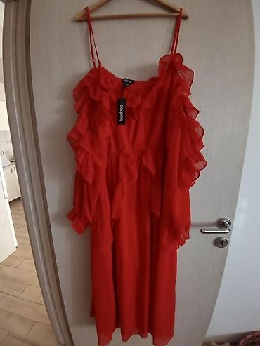 aura absolute matte nijanse: Crvena haljina Boohoo sa volanima - Brend: Boohoo (etiketa vidljiva) — 1