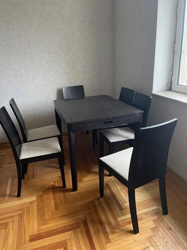 kafe ucun stol stul: Elmlər ak yaxındadır. Köhnə əfsənə kafesinin yanındadır. Daşınma və