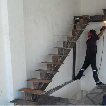 Pilləkən məhəccərləri: Şüşə panellərdən ibarət müasir pilləkən məhəccəri. Məhəccər — 4