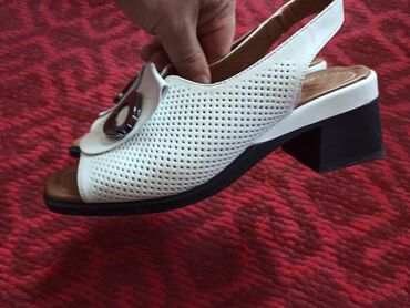 ������������������ ���� 38 в Кыргызстан | Босоножки, сандалии, шлепанцы: Продам босоножки женские 38 размер покупали в магазине производства