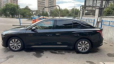 hongqi qm5: Электрический седан Hongqi E-QM5, черный цвет кузова. Ключевые — 2