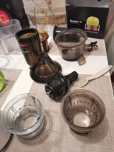 Kuhinjski aparati: Sokovnik za hladno ceđenje KUVINGS - 3 sita - sve komplet - fiksna