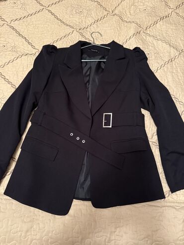 cins pencey: Qadın üçün qara blazer - Klassik dizaynlı, dizayn detalı olaraq beldə