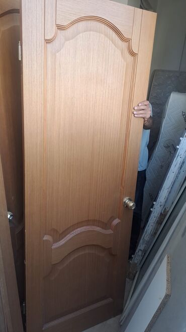 Otaq qapıları: Taxta iç qapı - Material: ağac teksturalı MDF/laminat örtüklü panel -