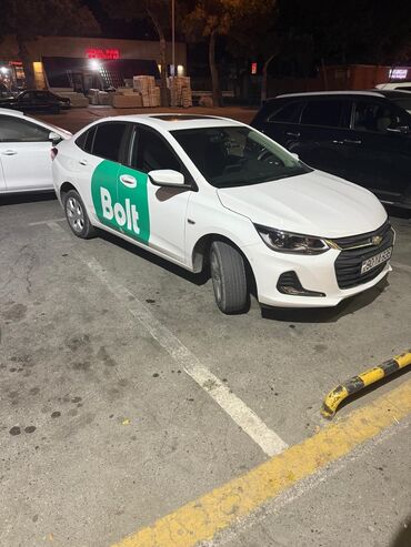 Avtomobil alışı: Bolt brendli ağ sedan taksi avtomobili - Korpus: 4 qapılı sedan, ağ