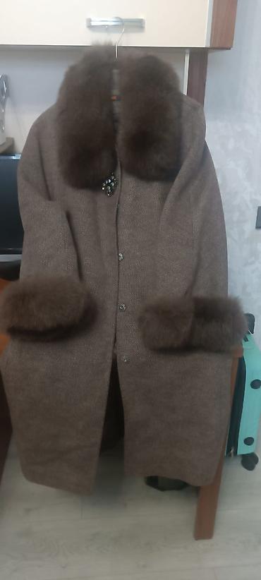 geyım: Qadın üst geyimi – qəhvəyi rəngdə, uzun model. - Material: toxunma — 1
